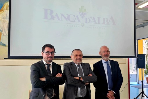 Stamattina a Novara la presentazione alla stampa dei dati di bilancio 2023 e della prossima apertura, a inizio 2025 a Novara, del 75° sportello dell'istituto langarolo. Nella foto da sinistra, il direttore generale Enzo Cazzullo, il presidente Tino Cornaglia e il presidente del Comitato Esecutivo Pierpaolo Stra