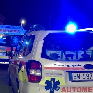 Imperia, si schianta contro auto in sosta: scooterista ventenne al Santa Corona