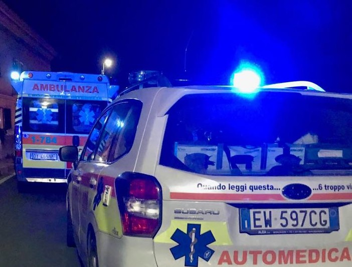 Imperia, si schianta contro auto in sosta: scooterista ventenne al Santa Corona