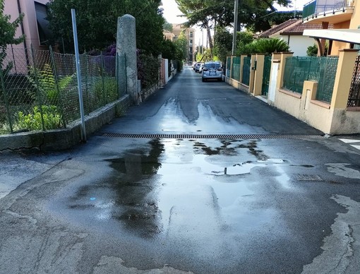 Diano Marina, perdita d'acqua in via Giovanni Viale. Un lettore: &quot;Mi raccomando, risparmiamo e attenzione con i consumi!&quot; (foto)
