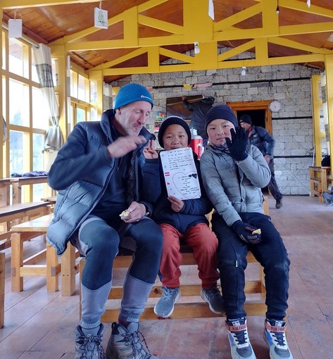 Il tetto della scuola di Thame  divelto dal vento, Lorenzo Gariano all’opera in Nepal