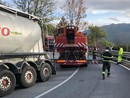 Pornassio, tir bloccato fra i tornanti della 28: servono i vigili del fuoco per liberare la strada (foto)