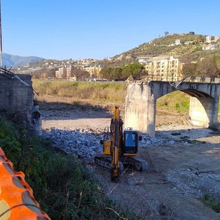 Imperia, abbattuta la prima arcata del vecchio ponte dei Piani