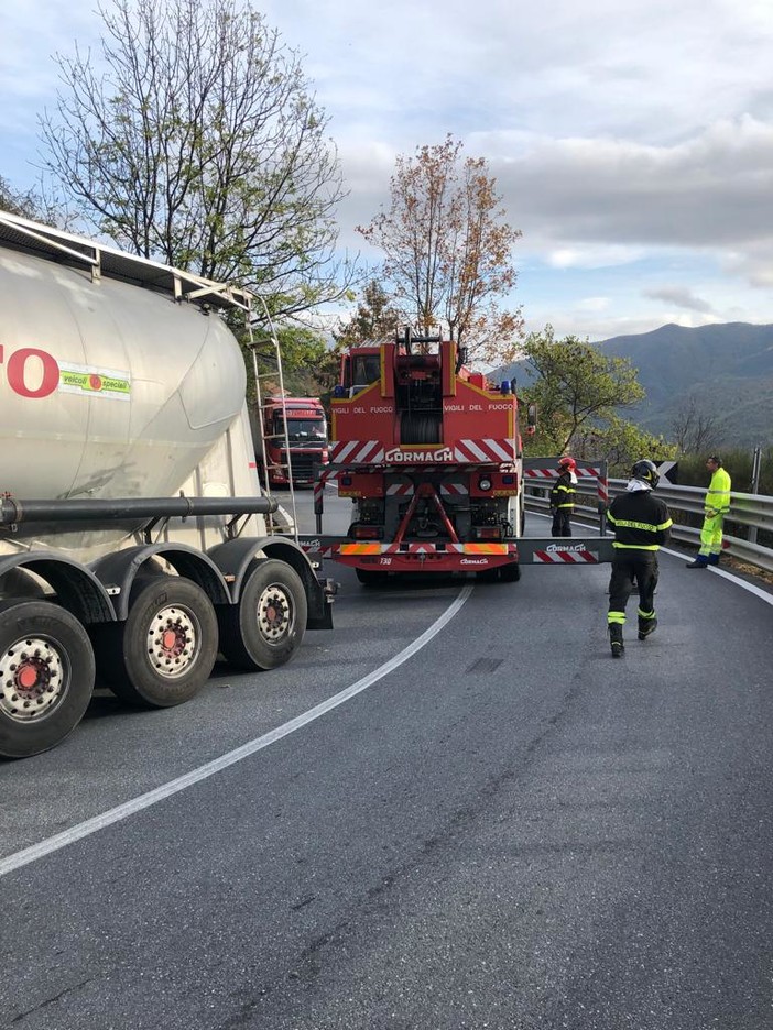 Pornassio, tir bloccato fra i tornanti della 28: servono i vigili del fuoco per liberare la strada (foto)