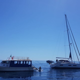 Imbarcazione alla deriva al largo di Ventimiglia, interviene la guardia costiera (video)