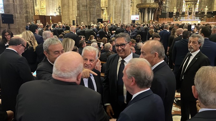 Il sindaco Claudio Scajola con Toti al funerale di Silvio Berlusconi (foto)