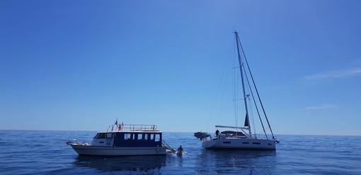 Imbarcazione alla deriva al largo di Ventimiglia, interviene la guardia costiera (video)