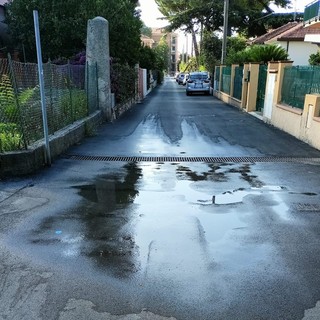 Diano Marina, perdita d'acqua in via Giovanni Viale. Un lettore: &quot;Mi raccomando, risparmiamo e attenzione con i consumi!&quot; (foto)