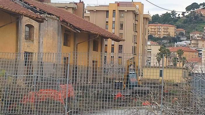 Imperia, ruspe al lavoro presso l’ex scalo merci di Oneglia (foto e video)