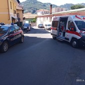 Imperia, dà in escandescenze e si arrampica sui balconi in piazza d'Armi: intervento di Croce Rossa e Forze dell'ordine (foto)