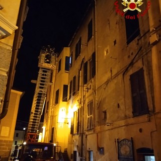 Imperia, fiamme dalla canna fumaria del ristorante 'U Papa' di Oneglia: intervento dei vigili del fuoco (foto)