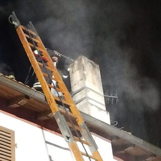 Fiamme dalla canna fumaria, prende fuoco il tetto di una abitazione a Imperia (foto)