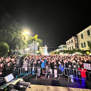 Diano Marina, un capodanno col 'botto' in piazza. L’assessore Spandre: “Grandissima partecipazione all’evento” (video)