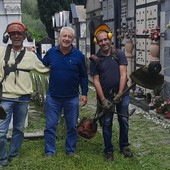 Ad Aurigo sindaco e consiglieri comunali al lavoro per lo sfalcio delle erbacce (foto)