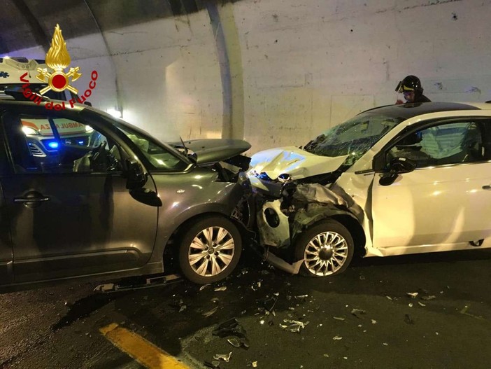 Incidente in A10, due feriti allo svincolo di San Bartolomeo: interviene l'elisoccorso