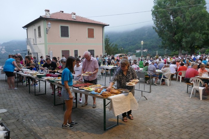 &quot;Tovo ci mette la piazza e voi il cibo...&quot;, un successo la cena di condivisione (foto)