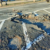 Imperia, mareggiata a Borgo Prino. Residenti infuriati: “Da diverso tempo chiediamo al Comune un molo frangiflutti” (foto)