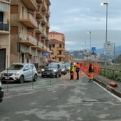 Caos sull’Argine destro, il Comune corre ai ripari: nuova ordinanza per regolare viabilità e parcheggi