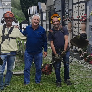 Ad Aurigo sindaco e consiglieri comunali al lavoro per lo sfalcio delle erbacce (foto)