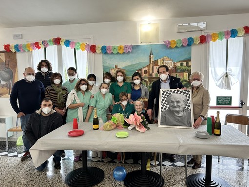 Grande festa per i 107 anni di nonna Giuditta ospite della fondazione Orengo-Demora di Borgomaro (foto)