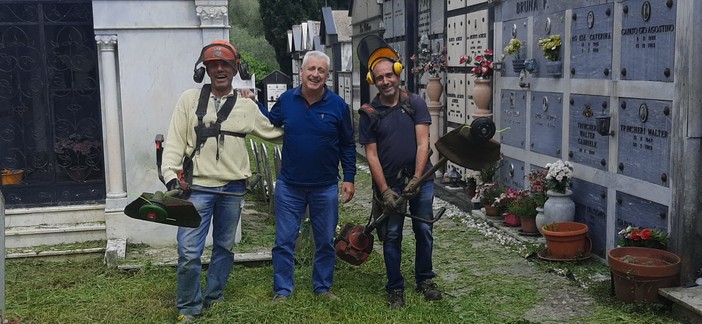 Ad Aurigo sindaco e consiglieri comunali al lavoro per lo sfalcio delle erbacce (foto)