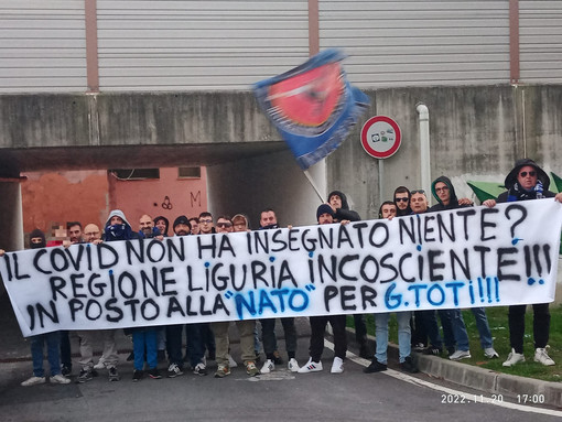 Imperia, &quot;Il covid non ha insegnato niente? Regione Liguria incosciente!&quot;: allo stadio spunta striscione degli Ultras contro la chiusura del punto nascite (foto)