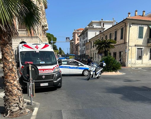 Imperia, scontro auto-scooter in piazza Calvi: ferito un 40enne (foto)