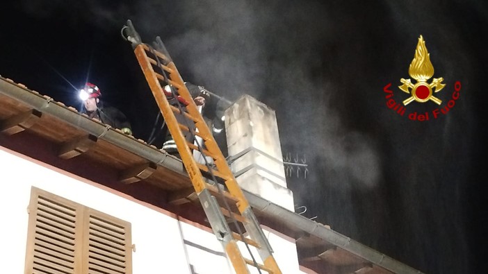 Fiamme dalla canna fumaria, prende fuoco il tetto di una abitazione a Imperia (foto)