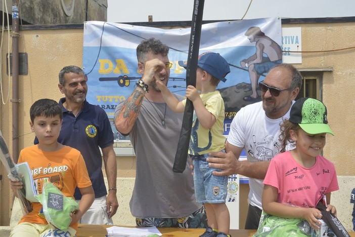 Imperia, “Pierini”, in gara per la competizione di pesca con canna da riva (foto)