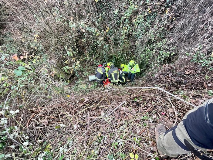 Rezzo, vola per 10 metri e finisce nel fiume: 85enne  al Santa Corona in codice rosso (foto e video)