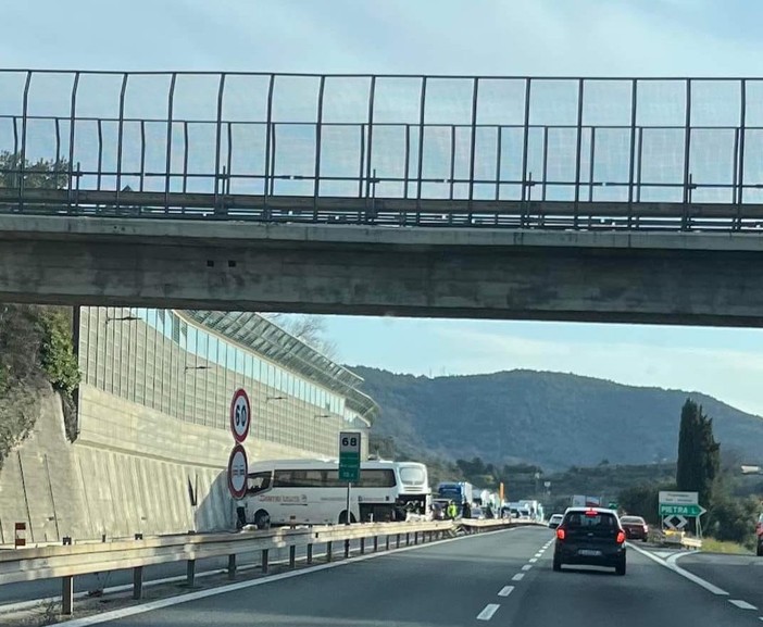 Scolaresca di Imperia si schianta in autostrada, il responsabile di Diana Tours: “Bambini ritornati a Imperia, bus a Savona”