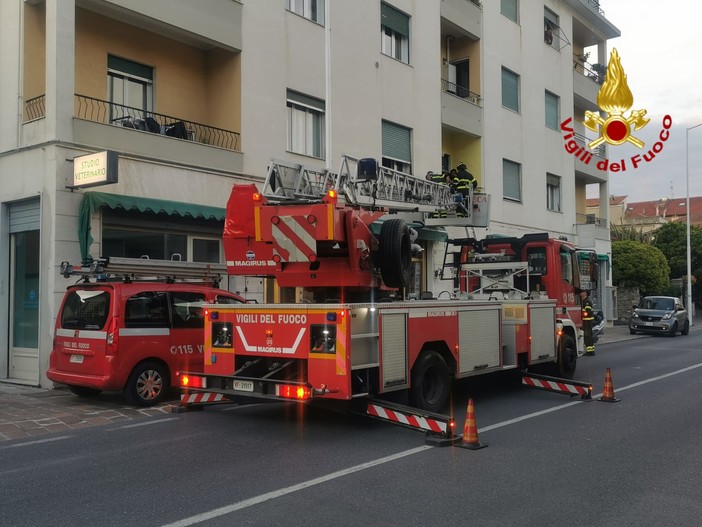 Insegna pericolante a San Bartolomeo al Mare, intervento dei Vigili del Fuoco (foto)