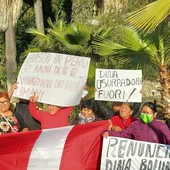 Imperia, presidio dei peruviani per difendere il presidente Castillo: “Pace per il nostro Paese”