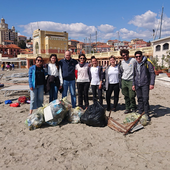 Imperia, gli studenti ripuliscono le spiagge e i moli di Borgo Marina