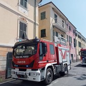 Imperia, incendio al piano terra sul lungomare del Prino (foto)