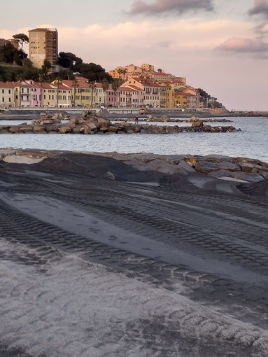 Imperia Rinasce, spiaggia del Prino nel mirino: &quot;Bambini feriti  dal nuovo pietrisco&quot;