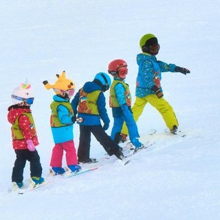 La storia. Aiutiamo i bambini ad andare sulla neve: raccolta di completini da sci a Imperia