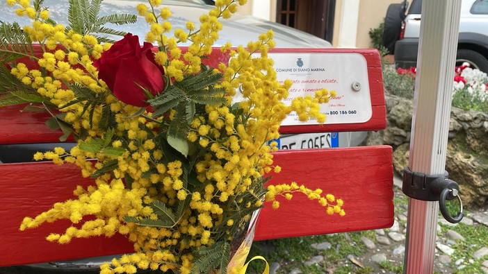 Diano Marina celebra l’8 marzo: mimosa sulla panchina rossa e palazzo comunale illuminato di rosa