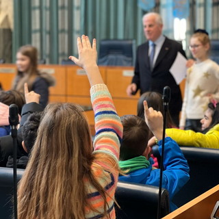 Imperia, gli alunni della scuola di Via Gibelli a Palazzo Civico. A Scajola domande su ambiente e integrazione (foto)