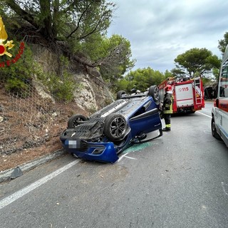 Perde il controllo dell’auto e si ribalta su capo Berta: donna soccorsa dal 118