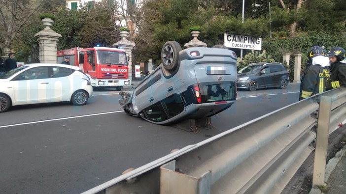 Imperia, auto si ribalta al Prino: 35enne trasportato in ospedale (foto)