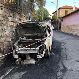 Imperia: furgoncino a fuoco questa mattina in via don Minzoni, fiamme spente dai pompieri del Comando provinciale (foto)