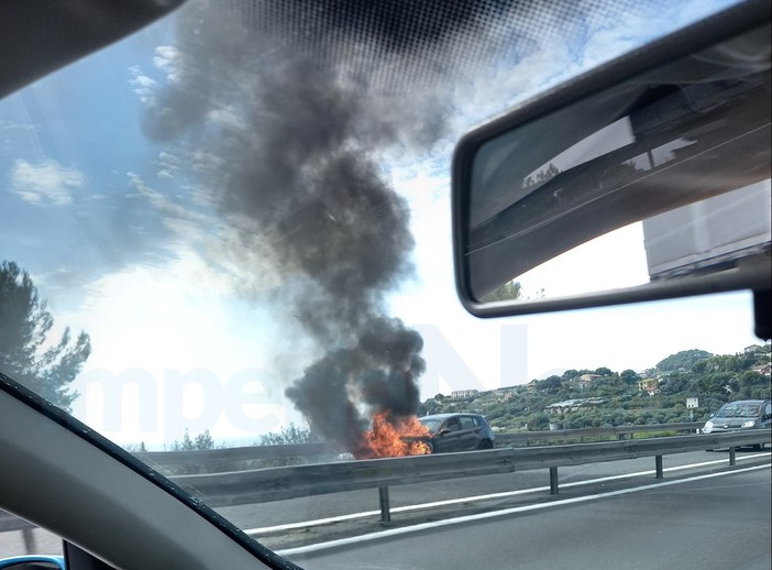 Imperia, paura per un'auto fiamme sull'Autofiori: vigili del fuoco al lavoro