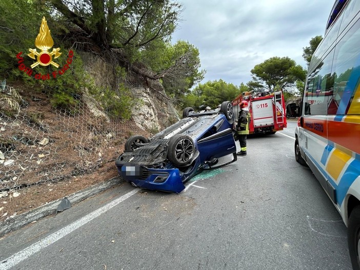 Perde il controllo dell’auto e si ribalta su capo Berta: donna soccorsa dal 118