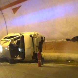 Chiusanico, auto si ribalta in galleria a Gazzelli: intervengono i vigili del fuoco (Foto)