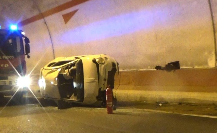 Chiusanico, auto si ribalta in galleria a Gazzelli: intervengono i vigili del fuoco (Foto)