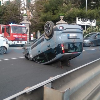 Imperia, auto si ribalta al Prino: 35enne trasportato in ospedale (foto)