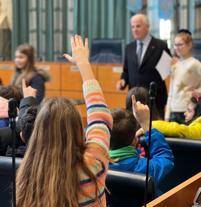 Imperia, gli alunni della scuola di Via Gibelli a Palazzo Civico. A Scajola domande su ambiente e integrazione (foto)