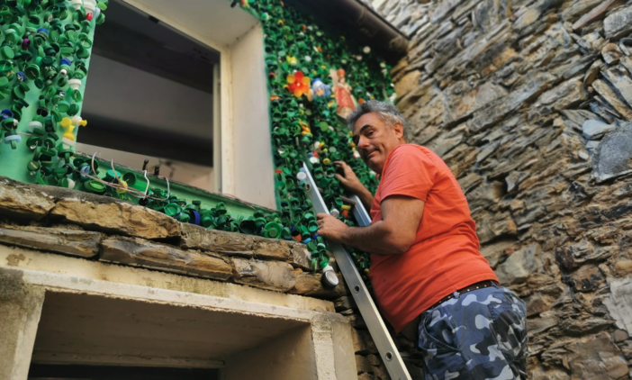 L’artista svizzero Bertrand Cazenave trasforma l'esterno di una casa di  Lucinasco in un’opera d’arte ecologica