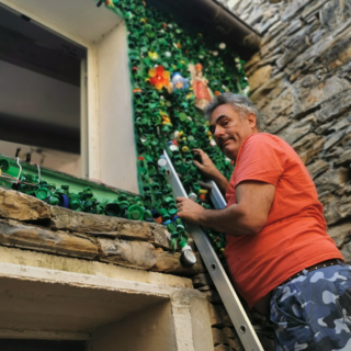 L’artista svizzero Bertrand Cazenave trasforma l'esterno di una casa di  Lucinasco in un’opera d’arte ecologica